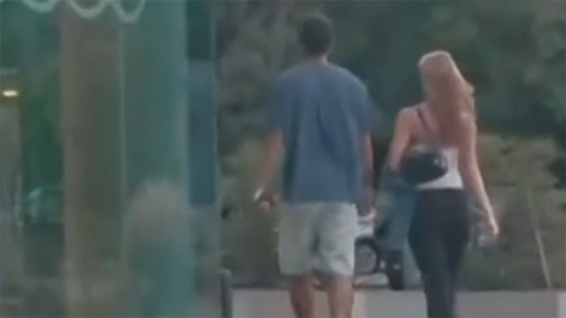 La pareja suele hacer caminatas por la ciudad