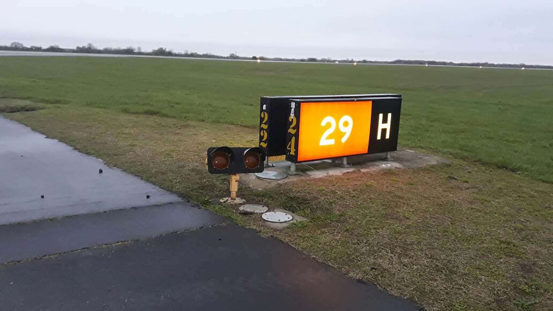 Durante las obras, se reparará el sistema de luces que asiste a los aviones durante el despegue y el aterrizaje. (@diego_domi)