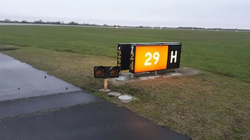 Durante las obras, se reparará el sistema de luces que asiste a los aviones durante el despegue y el aterrizaje. (@diego_domi)
