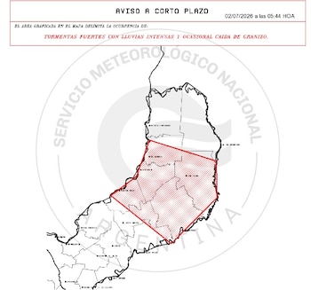 Mapa de una región con un área marcada en rojo y texto que indica un aviso a corto plazo por tormentas fuertes, lluvias intensas y granizo