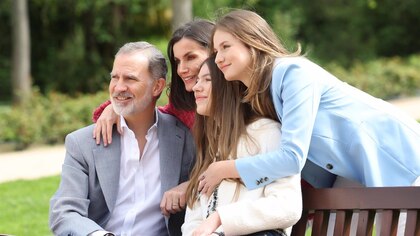 Felipe y Letizia posan con sus hijas en el 20 aniversario de su boda: el look más relajado de la Familia Real 
