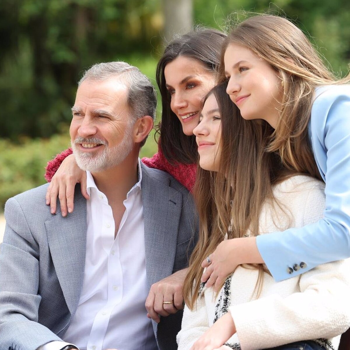 Felipe y Letizia posan con sus hijas en el 20 aniversario de su boda: el look más relajado de la Familia Real - Infobae