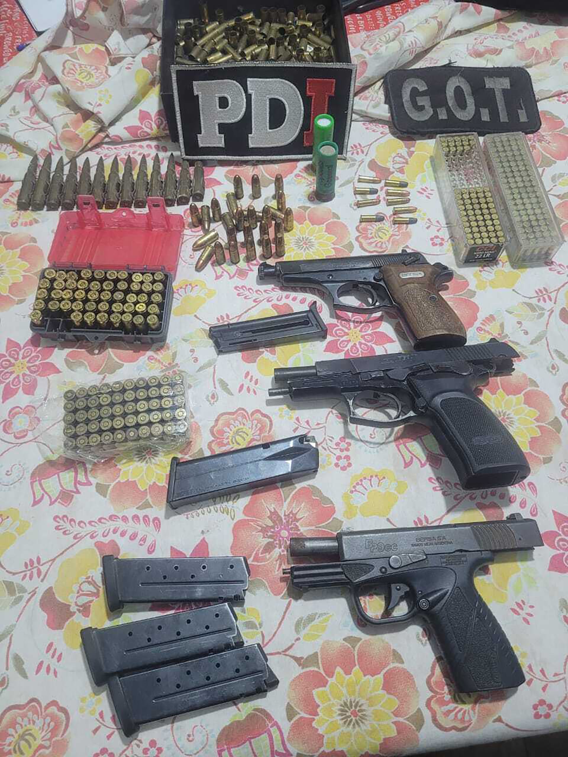 En los operativos se incautaron varias armas