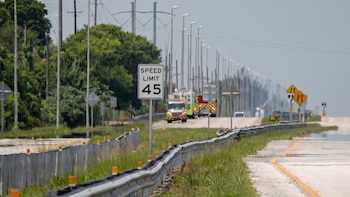 Carretera con límite de velocidad de 45 y vehículos de emergencia - VisualesIA ScribNews
