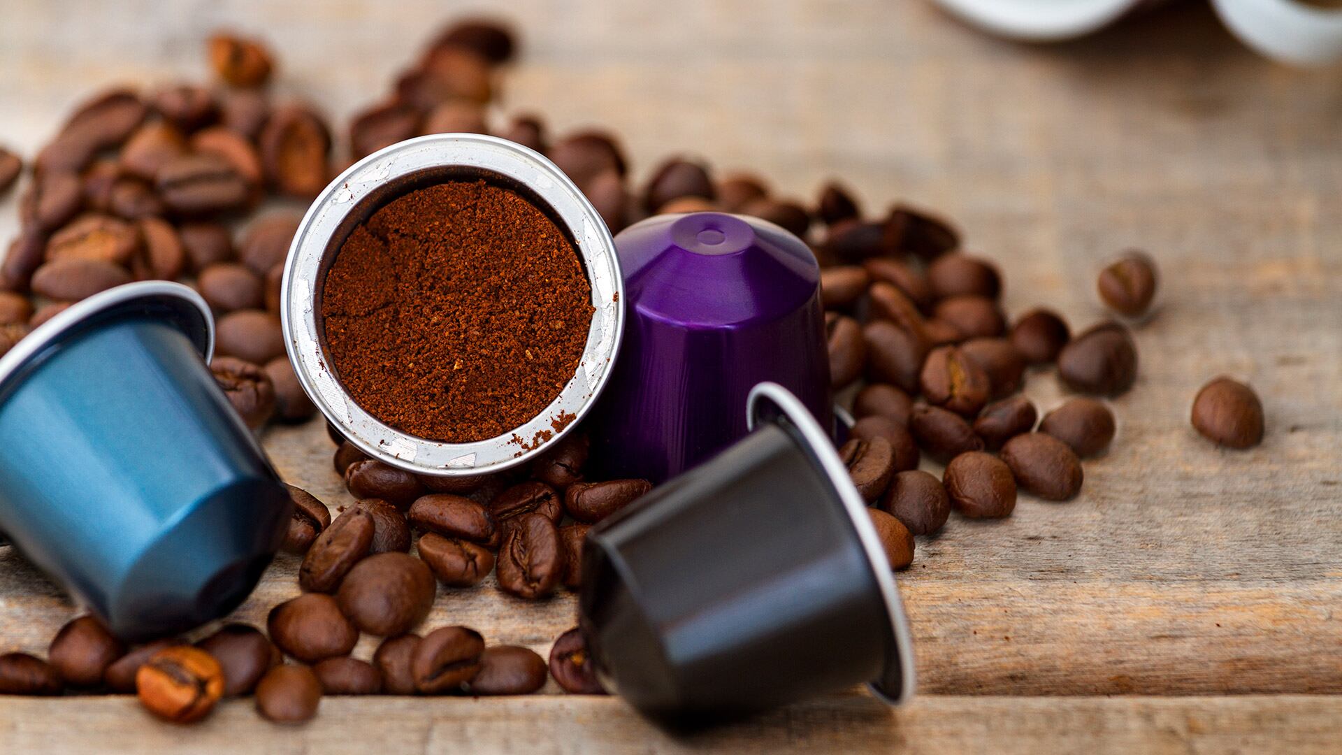 El uso diario de cápsulas de café de plástico expone a millones de personas a microplásticos en su bebida