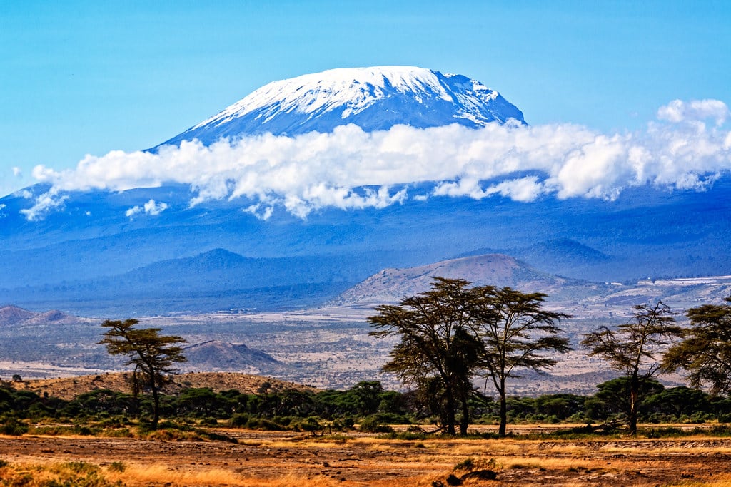 El Kilimanjaro, con 5.895 metros, es la cima más alta de África y destaca por su diversidad ecológica y su estatus de Patrimonio de la Humanidad (Gary Craig, Flickr)