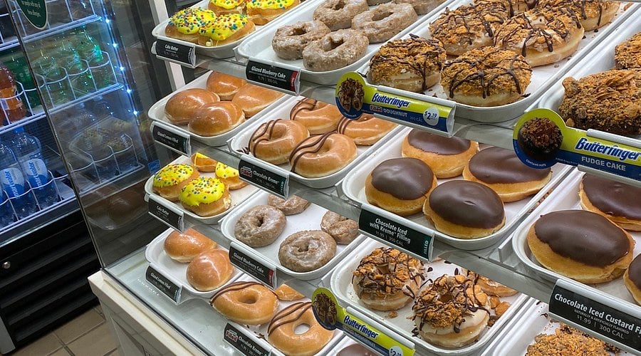 Krispy Kreme aceptó el acuerdo colectivo sin admitir responsabilidad y condicionó los pagos a la aprobación judicial final del convenio (Tripadvisor)