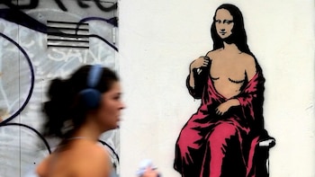 Aparece una Mona Lisa con cicatrices de mastectomía en las calles de Milán: un artista desafía el estigma de la transformación de las supervivientes al cáncer de mama