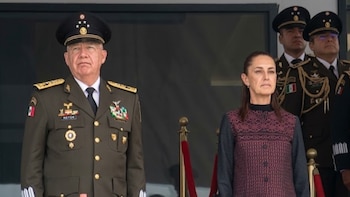 Sheinbaum encabeza 50 aniversario del Heroico Colegio Militar y entrega condecoración a general que atestiguó su fundación en Tlalpan
