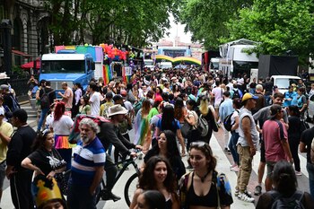 Participantes de la Marcha del Orgullo LGBTIQ+ transita por avenida de Mayo en Buenos Aires, en una concurrida demostración contra la discriminación y por la igualdad de género