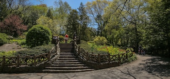Escondido en una empinada ladera