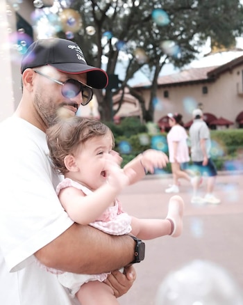 Olivia jugó con su papá