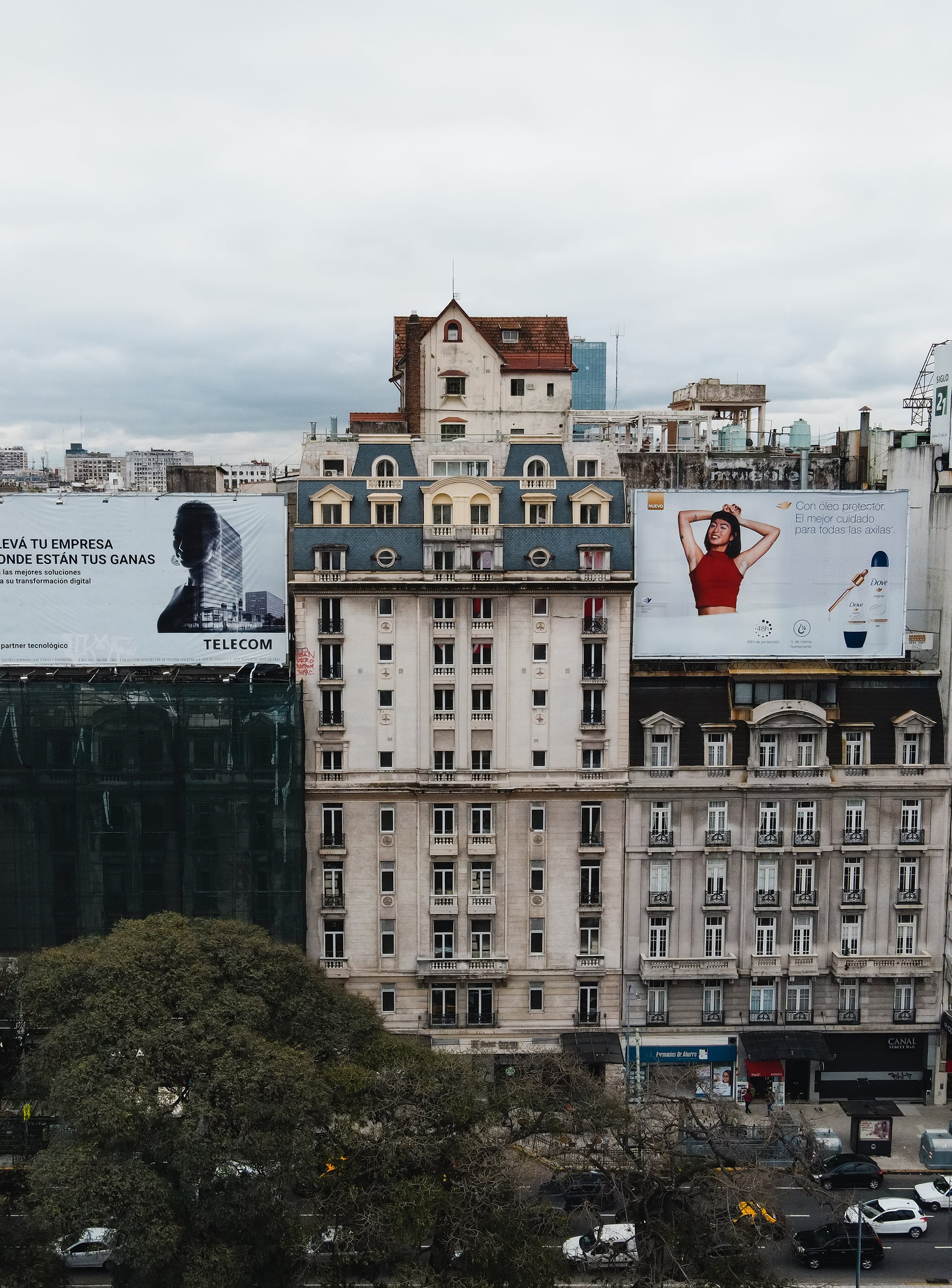 Conserva gran parte de sus elementos originales, entre ellos pisos de pinotea, aberturas, ventanales y luminarias de época