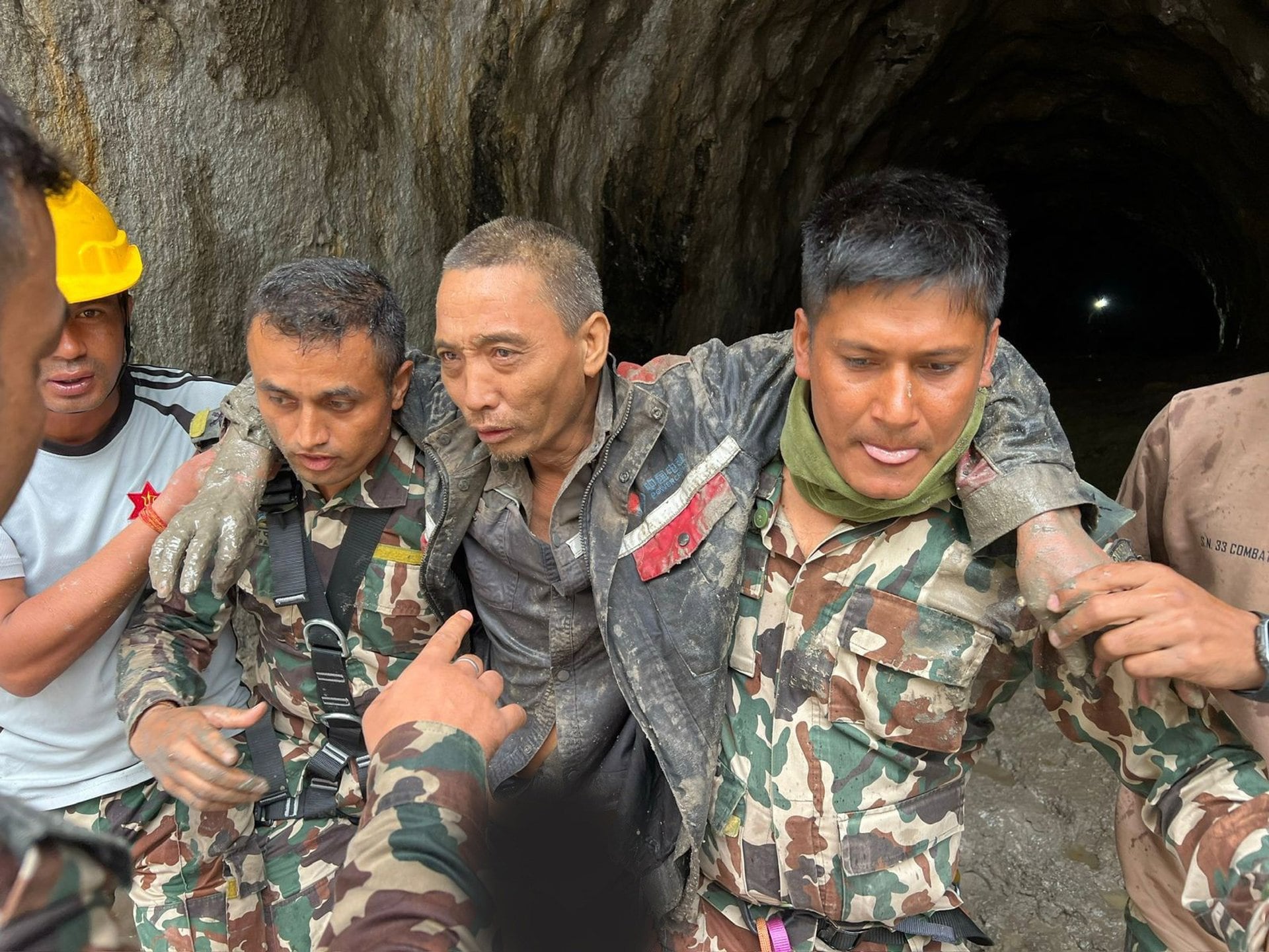 05/09/2026 Ciudadano chino rescatado tras la riada en Nepal.
Las autoridades de Nepal han confirmado el rescate de dos supervivientes de diez días después de la devastadora riada que golpeó el norte del país y la frontera con China, que ha dejado más de 1.340 muertos y casi 5.000 desaparecidos.
POLITICA ASIA ASIA NEPAL CHINA
EJÉRCITO DE NEPAL