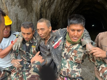 05/09/2026 Ciudadano chino rescatado tras la riada en Nepal.
Las autoridades de Nepal han confirmado el rescate de dos supervivientes de diez días después de la devastadora riada que golpeó el norte del país y la frontera con China, que ha dejado más de 1.340 muertos y casi 5.000 desaparecidos.
POLITICA ASIA ASIA NEPAL CHINA
EJÉRCITO DE NEPAL