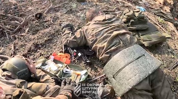 Los soldados rendidos recibieron asistencia