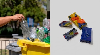 Una mano deposita una botella transparente en un contenedor amarillo lleno de envases, junto a cuatro bloques de plástico multicolor.