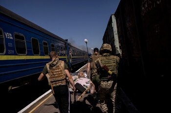 Una persona herida es atendido en una estación de tren golpeada por un ataque militar ruso, en medio del ataque de Rusia a Ucrania, en Kherson, Ucrania 3 de mayo 2023. REUTERS/Carlos Barria