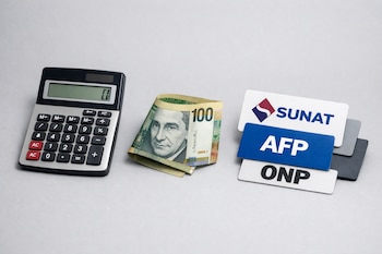 Una calculadora gris, un billete de cien soles peruanos doblado y tres tarjetas superpuestas con los logos de SUNAT, AFP y ONP sobre un fondo gris claro.