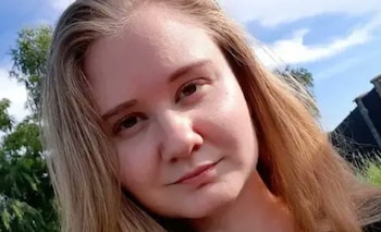 Retrato de Daria Shipilova al aire libre con el cielo azul y vegetación de fondo
