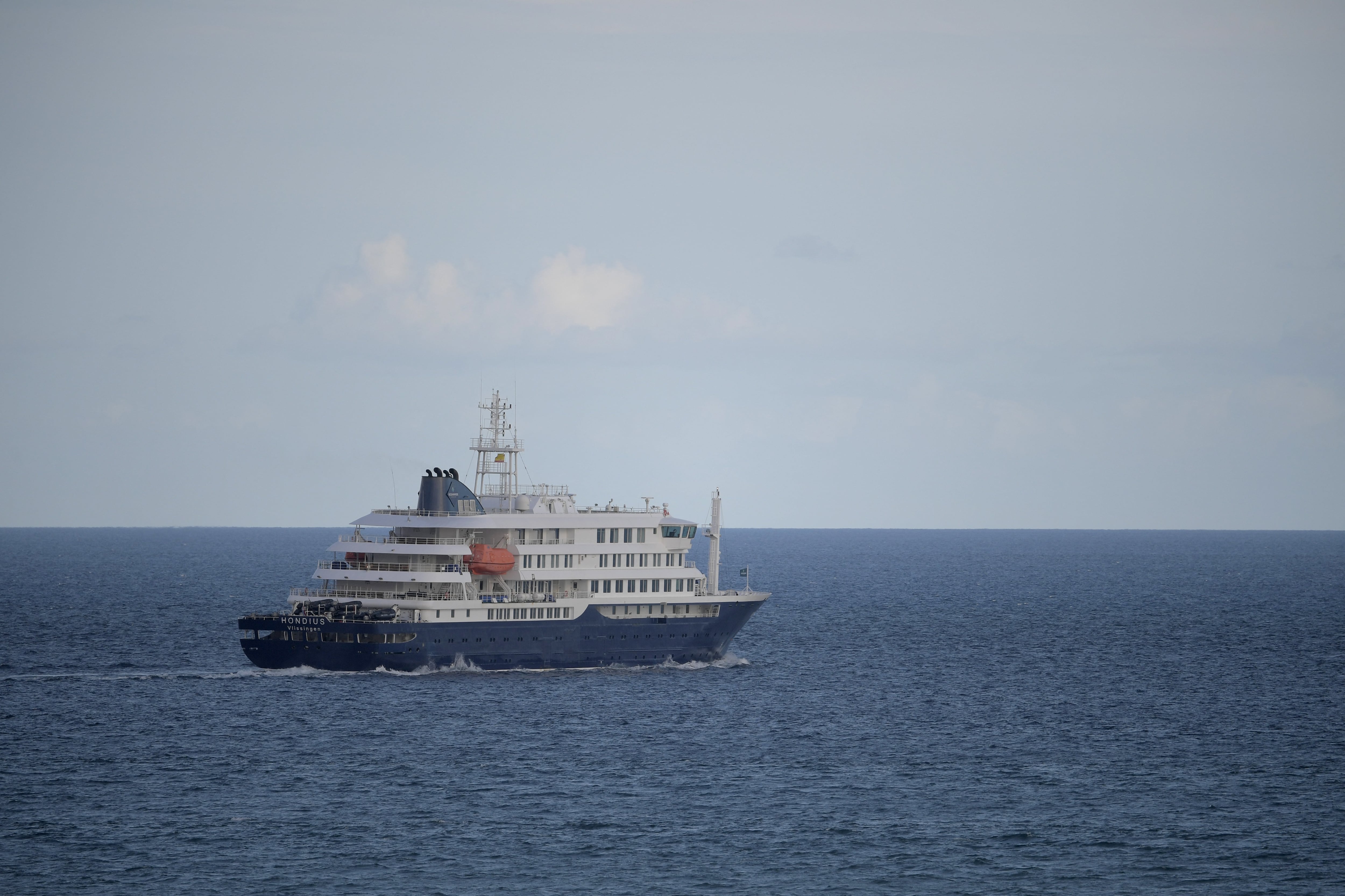 Imagen de archivo del crucero MV Hondius cuando dejaba el puerto de Granadilla (Tenerife, España). (Jorge Guerrero/AFP)