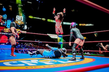 Reina Isis se lanza desde