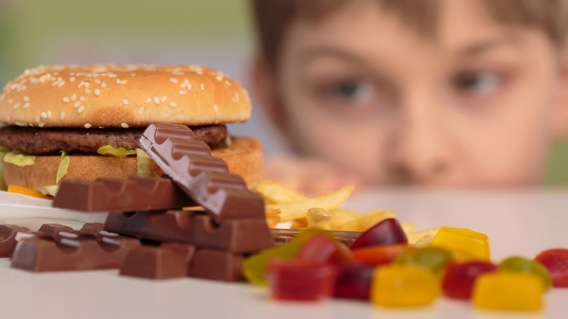 Reino Unido limita la programación de anuncios sobre comida basura (Adobe Stock)