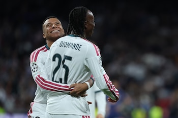 Yan Diomande celebra su gol con Mbappé. (EFE/Kiko Huesca)