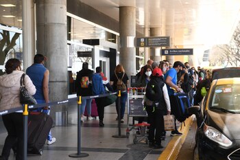 Extensas filas de pasajeros en
