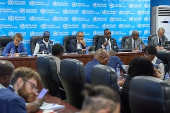 En Ituri, el director regional Mohamed Yakub Janabi alertó que los equipos van detrás de una epidemia en expansión, con dificultades por huelgas, amenazas de grupos armados (World Health Organization Via AP)