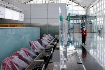 El aeropuerto internacional de Hong Kong anticipará la cancelación de decenas de vuelos ante la llegada del tifón Noul (Reuters)