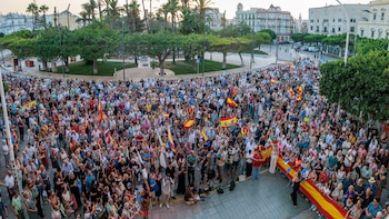 Centenares de melillenses se han concentrado este martes ante la Asamblea en apoyo a Ceuta tras la crisis migratoria