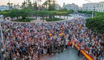 Centenares de melillenses se han concentrado este martes ante la Asamblea en apoyo a Ceuta tras la crisis migratoria. (Giner/EFE)