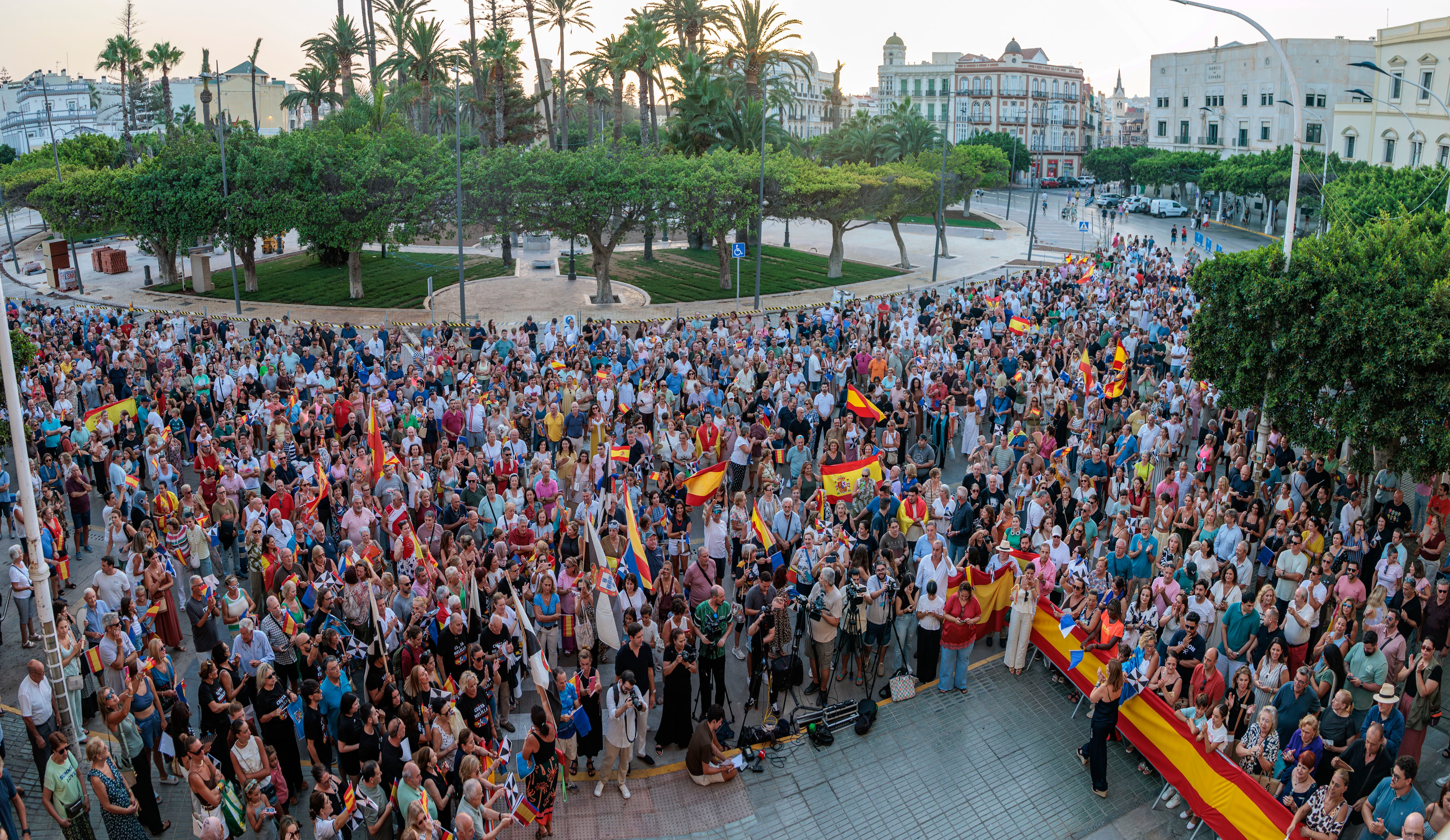ientos de ciudadanos melillenses durante la declaración institucional de apoyo a la ciudad hermana de Ceuta que se ha leído a las puertas del Palacio de la Asamblea, este martes en Melilla, y donde se han lanzado consignas a favor de Ceuta, Melilla y España. (EFE/Giner)