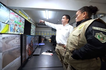 Como medida excepcional, la propuesta permite la participación temporal de las Fuerzas Armadas en la vigilancia externa y el apoyo operativo de los penales, conforme a la Constitución.