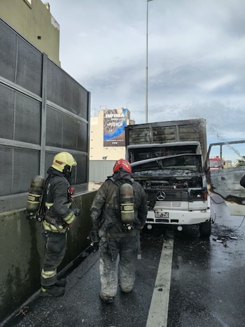 Caos en la Autopista 25 de Mayo: un camión se incendió en hora pico y generó una gran congestión