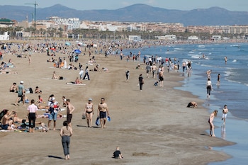 Residentes y turistas disfrutan de una soleada mañana en la Playa de Las Arenas, en Valencia, a 4 de abril de 2026. (EFE/Ana Escobar)