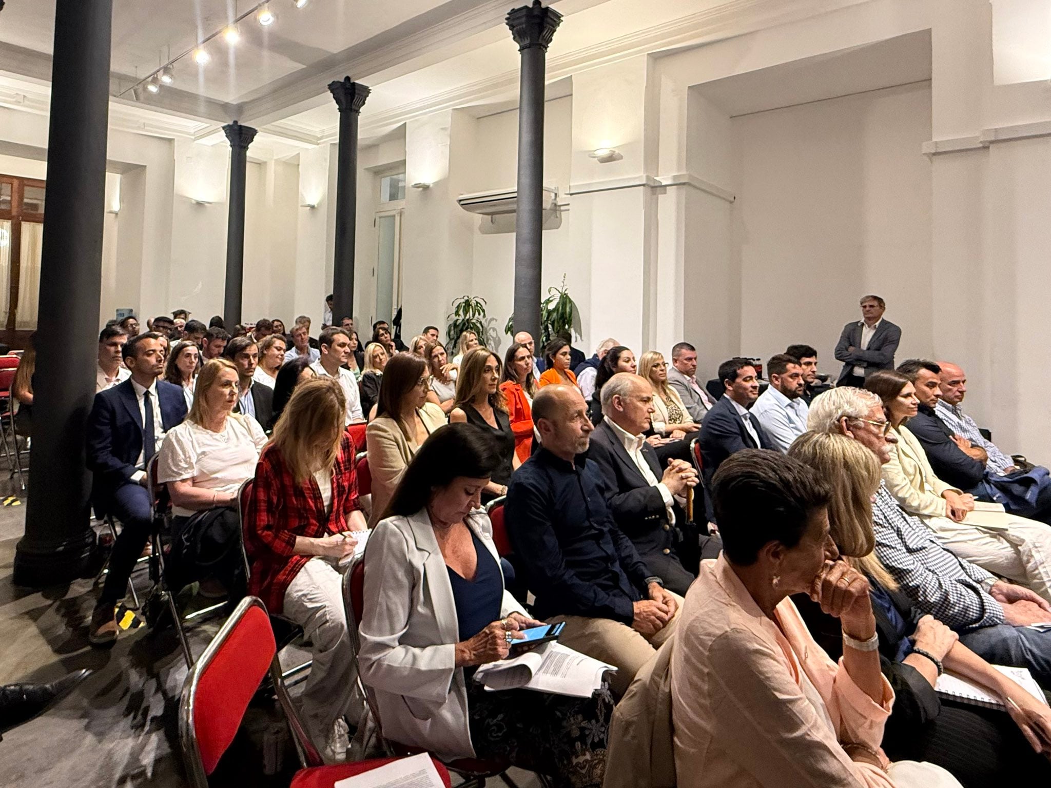 La bancada oficialista en Diputados durante la reunión con Federico Sturzenegger