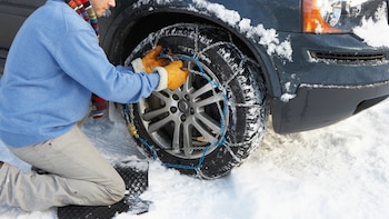 Cómo manejar en el hielo y la nieve: técnicas y precauciones para usar el auto en la montaña en vacaciones de invierno