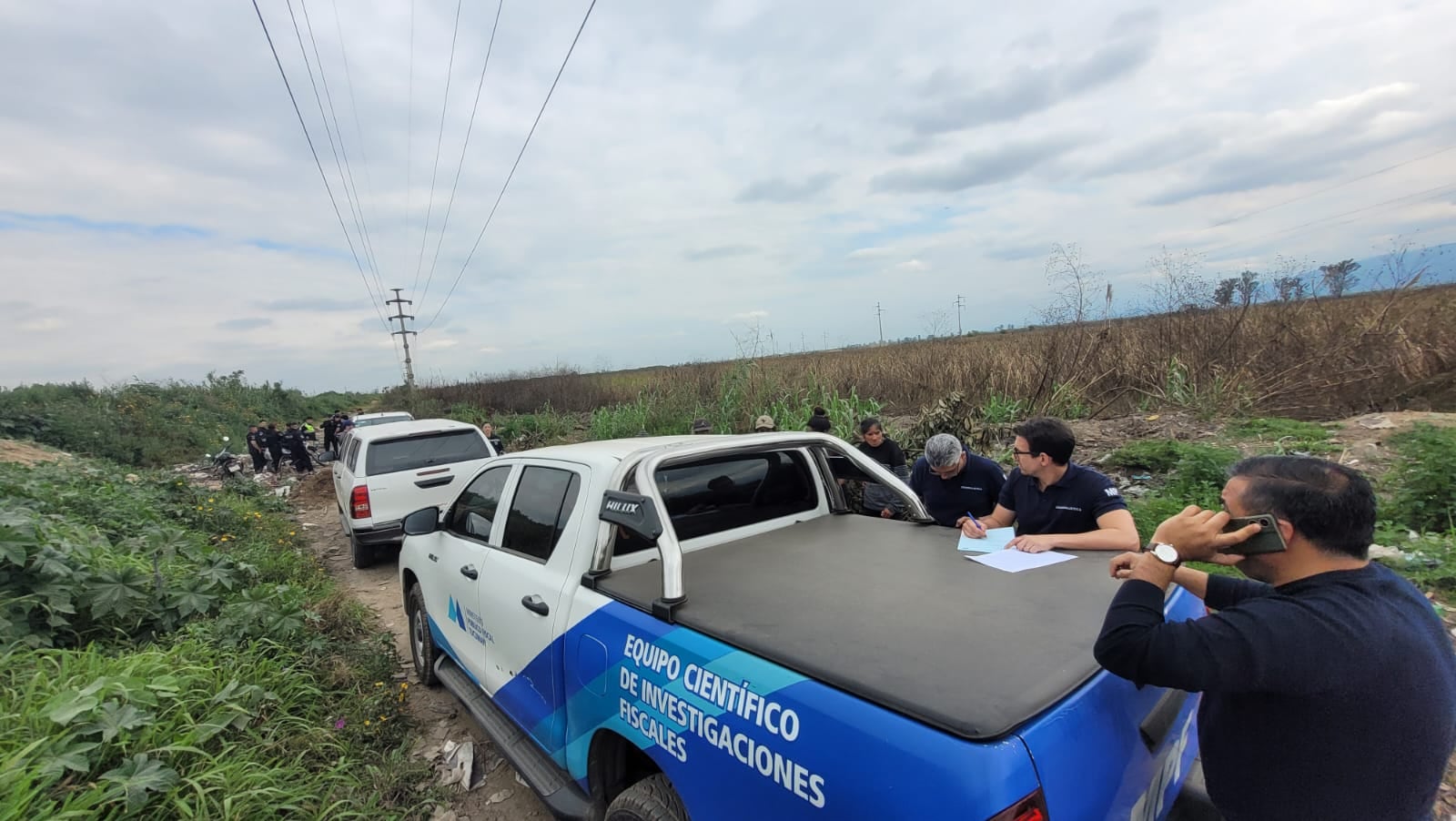 Peritos trabajaron en la escena donde se encontró la moto de la víctima