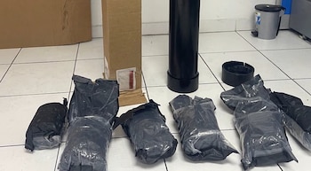 La DNCD activó los protocolos de inspección inmediata y una unidad canina confirmó la alerta positiva a sustancias controladas. (Cortesía: Dirección Nacional de Control de Drogas)