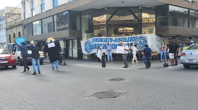 El Hotel Provincial de Salta fue bloqueado y dañado por un grupo de empleados y sindicalistas
