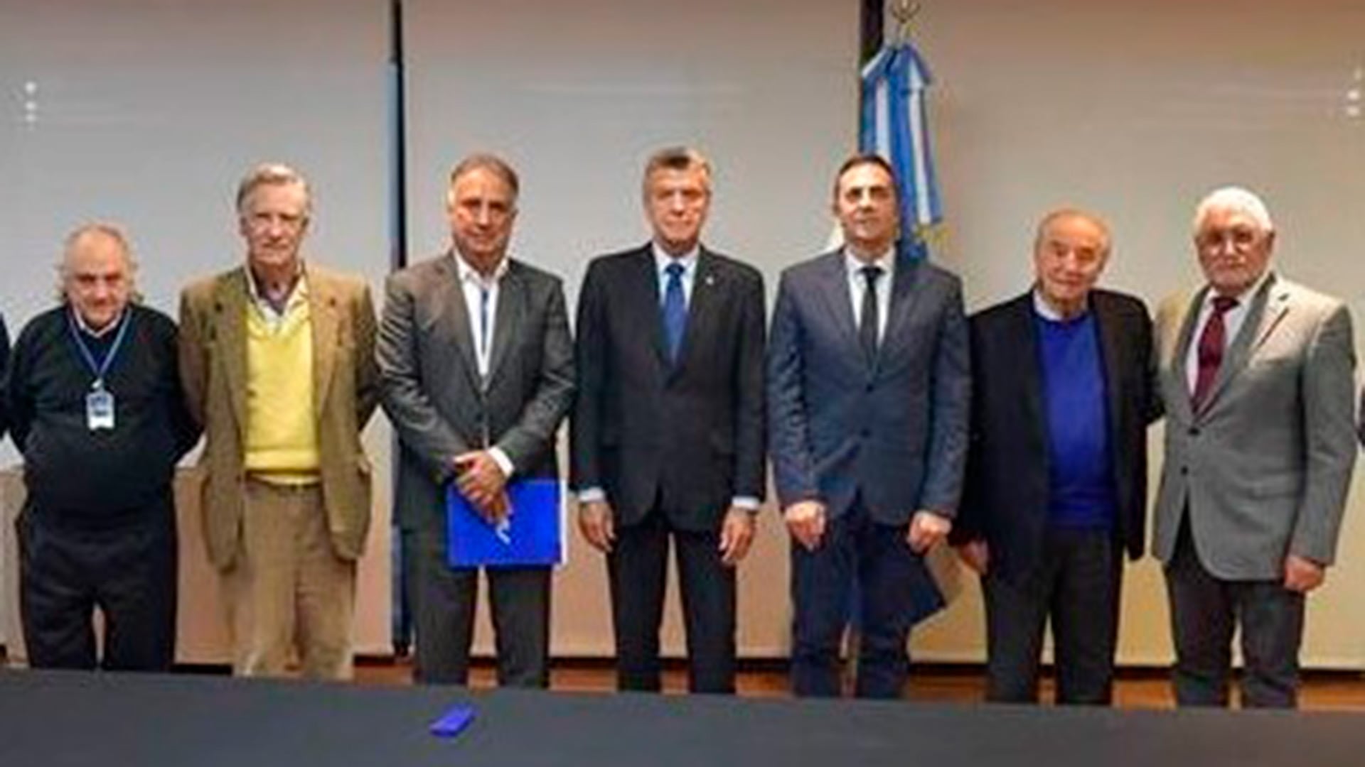 El secretario de Trabajo, Julio Cordero, junto a los representantes del gremio y las cámaras empresarias, en un reciente encuentro por la paritaria