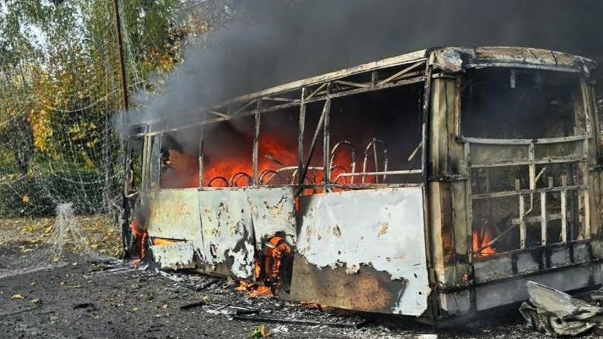 Un autobús de pasajeros permanece envuelto en llamas tras un ataque ruso que dejó al menos 30 muertos en Ucrania