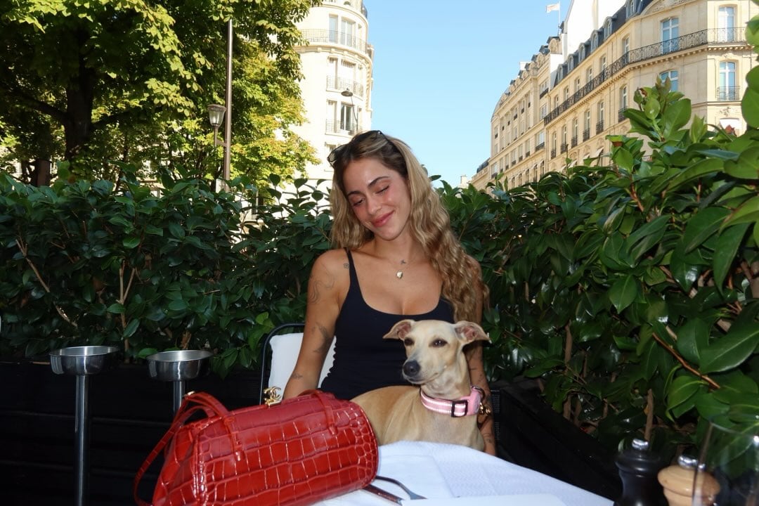 Las tiernas fotos de Tini Stoessel en París junto a Fifi, su perra rescatada