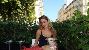 Las tiernas fotos de Tini Stoessel en París junto a Fifi, su perra rescatada