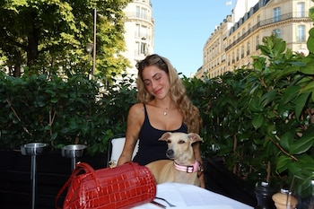 Las imágenes de Tini Stoessel en París la muestran en distintos rincones de la capital francesa con Fifi como figura central del carrusel