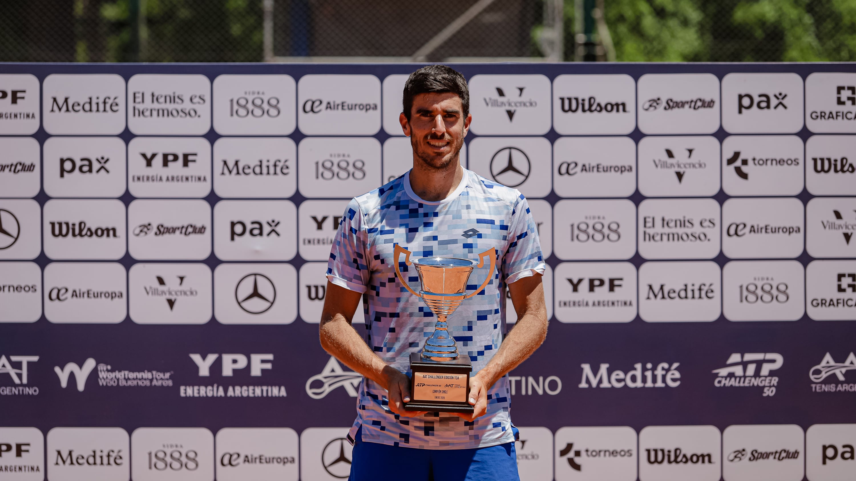 Franco Agamenone levanta el trofeo del AAT Challenger (Fuente: Omar Rasjido / Prensa AAT)