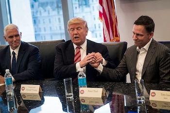 Trump le dijo a Thiel cuando lo conoció: "Amigos de por vida". Le retuvo la mano con cariño durante la cumbre con tecnogurúes (Getty)