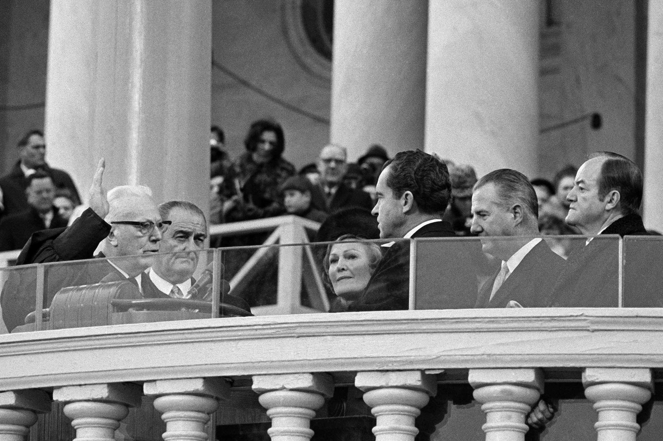 El presidente de la Corte Suprema Earl Warren toma juramento al presidente electo Richard Nixon, acompañado por su esposa Pat, el expresidente Lyndon Johnson (segundo a la izquierda) y el vicepresidente entrante Spiro T. Agnew, en la escalinata del Capitolio de los Estados Unidos en Washington, el 20 de enero de 1969. (Foto: AP, Archivo)